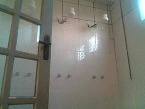 Bathroom - Hostel e Quarto Camping Bombinhas (Bombinhas)