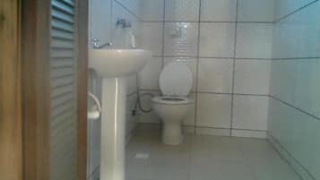 Dormitorio compartido básico, varias camas, para no fumadores | Baño | Regadera y toallas