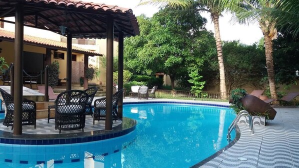 2 outdoor pools