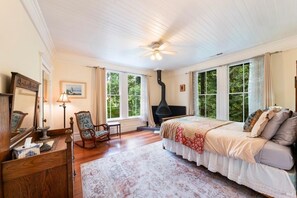 7 bedrooms, iron/ironing board, travel cot, free WiFi - Relax by Russian River, spacious 6-bedroom retreat (Guerneville)