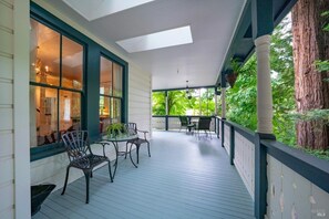 Outdoor dining - Relax by Russian River, spacious 6-bedroom retreat (Guerneville)