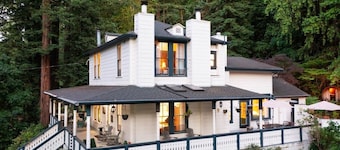 Relax by Russian River, spacious 6-bedroom retreat