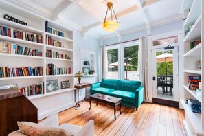 TV connectée, cheminée, lecteur de DVD, livres