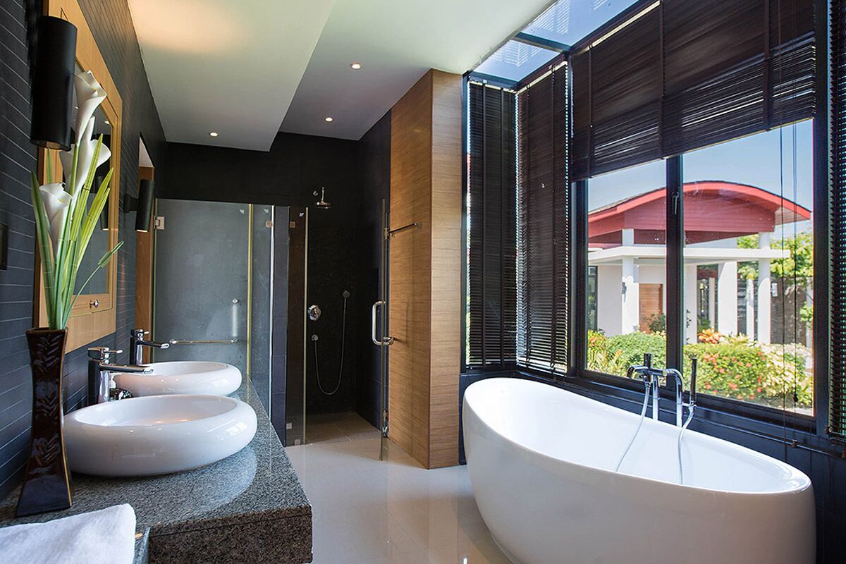 Hair dryer, towels, shampoo, toilet paper