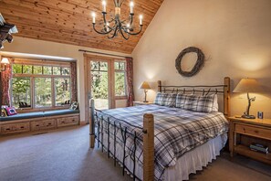 4 bedrooms, desk, iron/ironing board, travel cot