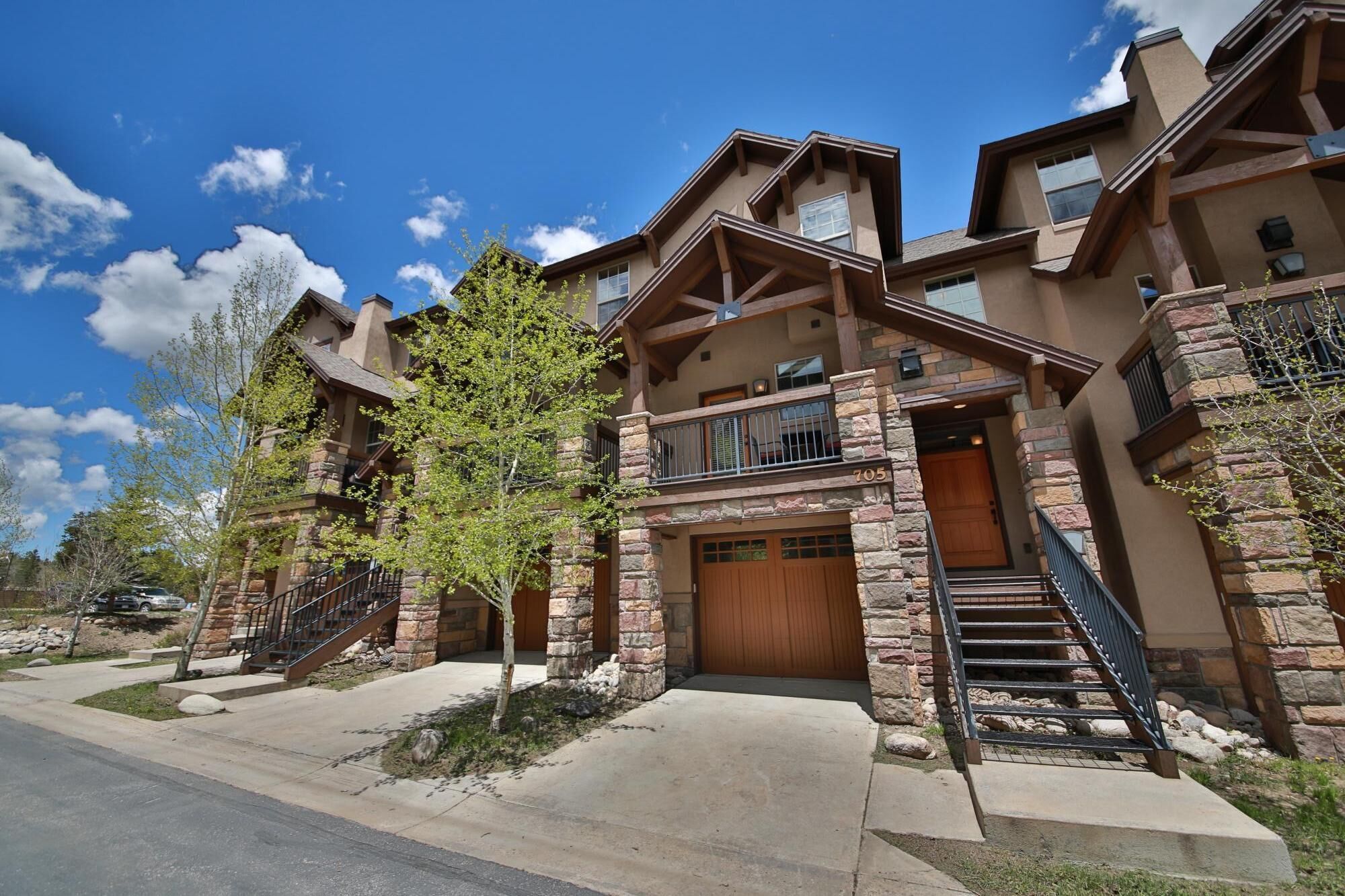 Recently updated townhouse in perfect downtown location - walk everywhere!