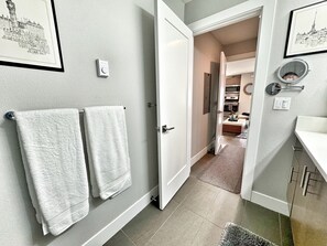 Interior - Luxury Private Apartment - Kitchen, Washer & Dryer, Sleeps 4, Prime Location! (Portland)