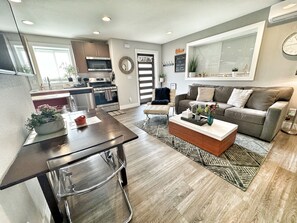 Smart TV, books - Luxury Private Apartment - Kitchen, Washer & Dryer, Sleeps 4, Prime Location! (Portland)