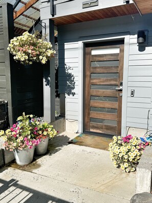 Exterior detail - Luxury Private Apartment - Kitchen, Washer & Dryer, Sleeps 4, Prime Location! (Portland)