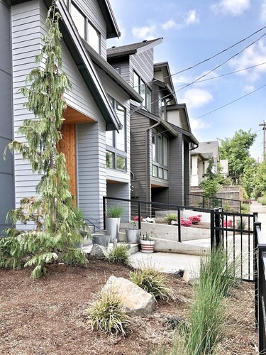 Luxury Private Apartment - Kitchen, Washer & Dryer, Sleeps 4, Prime Location!