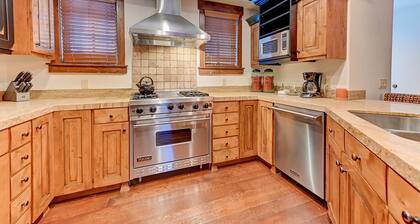 Silver Star Town-home - Ski In/Ski Out - Private Hot Tub