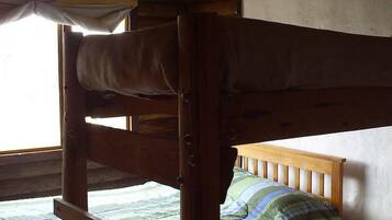 Basic-dobbeltværelse - 1 soveværelse - søudsigt (1 Double & 1 Single Bed) | Mørklægningsgardiner, gratis Wi-Fi, sengetøj