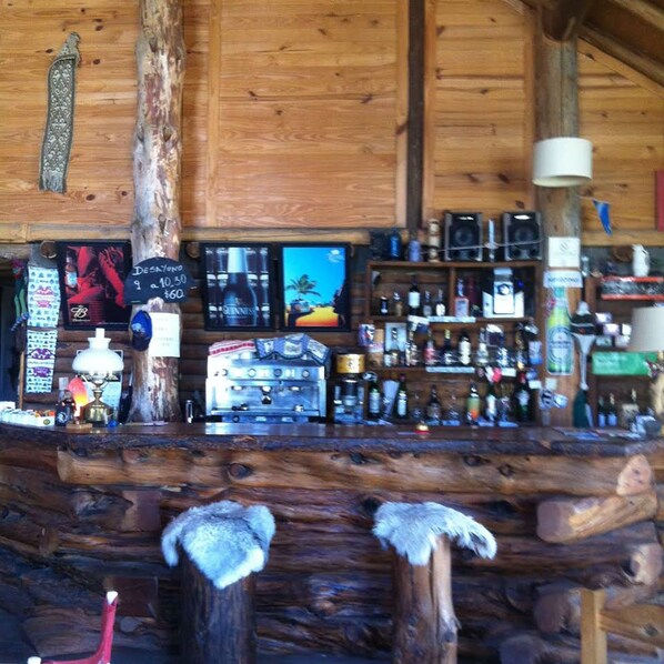 Bar (on property) - Hostel de Montaña Duendes del Volcan (Caviahue)
