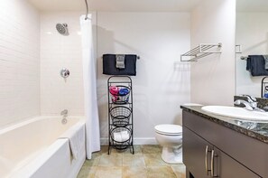 Ensemble douche/baignoire, serviettes fournies