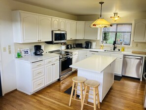 Fridge, microwave, oven, stovetop - 5-Bedroom Plus Sleeper Rm above Garage, 2 1/2 baths ~ Mason Lake Waterfront Home (Grapeview)