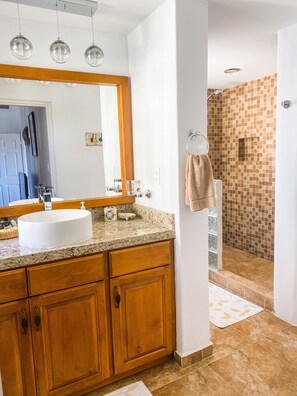 تجهيزات دش، مجففات شعر، مناشف، صابون