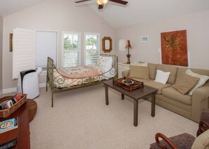 3 bedrooms, desk, iron/ironing board, free WiFi - Private Home Quiet Neighborhood Golf Cart (Fort Morgan)