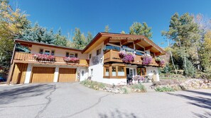 Exterior - True Bavarian Chalet lower level private hot tub !!! amazing Mt.Views (Vail)