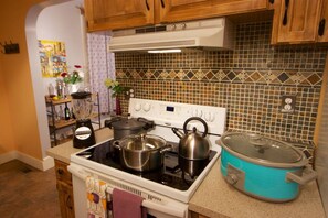 Køleskab, mikrobølgeovn, ovn, kogeplade