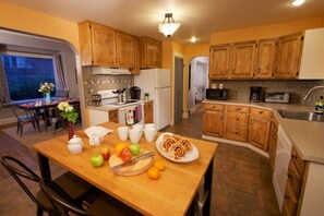 Køleskab, mikrobølgeovn, ovn, kogeplade