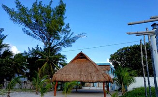 Na praia, areia branca