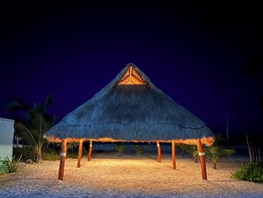 På stranden och vit sandstrand