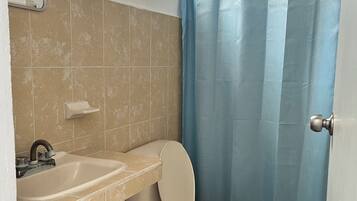 Shower, rainfall showerhead, free toiletries, towels