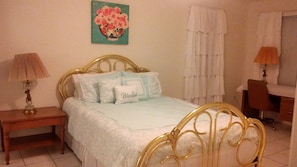 3 bedrooms, iron/ironing board, WiFi, bed sheets - Gorgeous river front home with private boat dock (Georgetown)