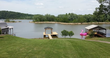 Upea joki edessä kotiin oma venelaituri