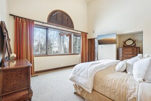 6 bedrooms, iron/ironing board, free WiFi, bed sheets