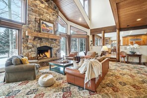 Smart TV, fireplace, ping pong, stereo