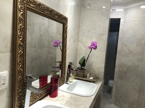 Chuveiro, secador de cabelo, toalhas de banho, sabonete