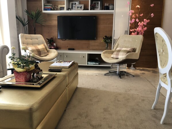TV, livros, biblioteca musical