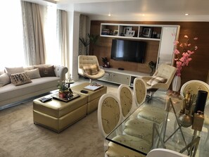 TV, books, music library - New, cozy and luxurious apartment in Centro Gramado (Centro)