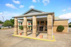 Exterior - OYO Hotel Texarkana Trinity AR Hwy I-30 (Texarkana)