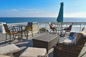 Outdoor dining - Breathtaking Ocean Front Pacific Beach Apt. (San Diego)