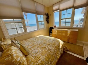 2 bedrooms, WiFi, bed sheets - Breathtaking Ocean Front Pacific Beach Apt. (San Diego)