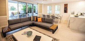 TV, Netflix, streaming services - Villa Del Mar - Beachfront Port Douglas (Port Douglas)