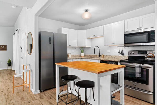 Een koelkast, een magnetron, een oven, een kookplaat