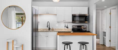 ثلاجة، ميكروويف، فرن، موقد طهي مسطح