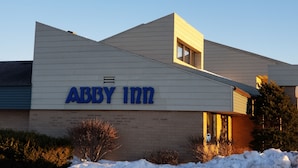 A building with a sign that reads "ABBY INN". - Abby Inn (Abbotsford)