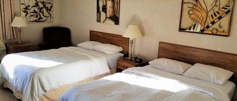 Chambre Double Deluxe, 2 lits doubles, non-fumeur, réfrigérateur et four à micro-ondes | Coin séjour