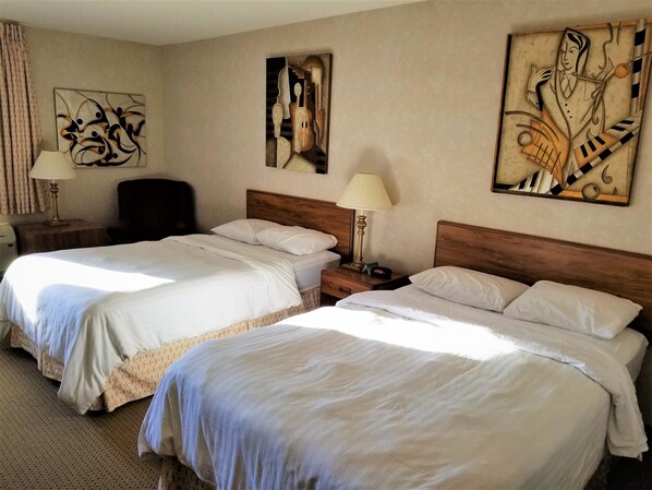 Deluxe Double Room, 2 Double Beds, Non Smoking, Refrigerator & Microwave | Living area | Flat-screen TV - Abby Inn (Abbotsford)