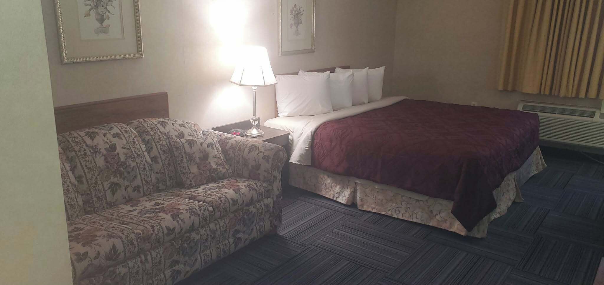 مكتب وواي فاي مجانًا وملاءات أسرّة