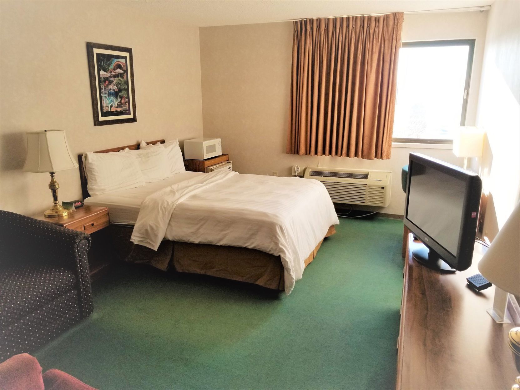 Desk, laptop workspace, free WiFi, bed sheets