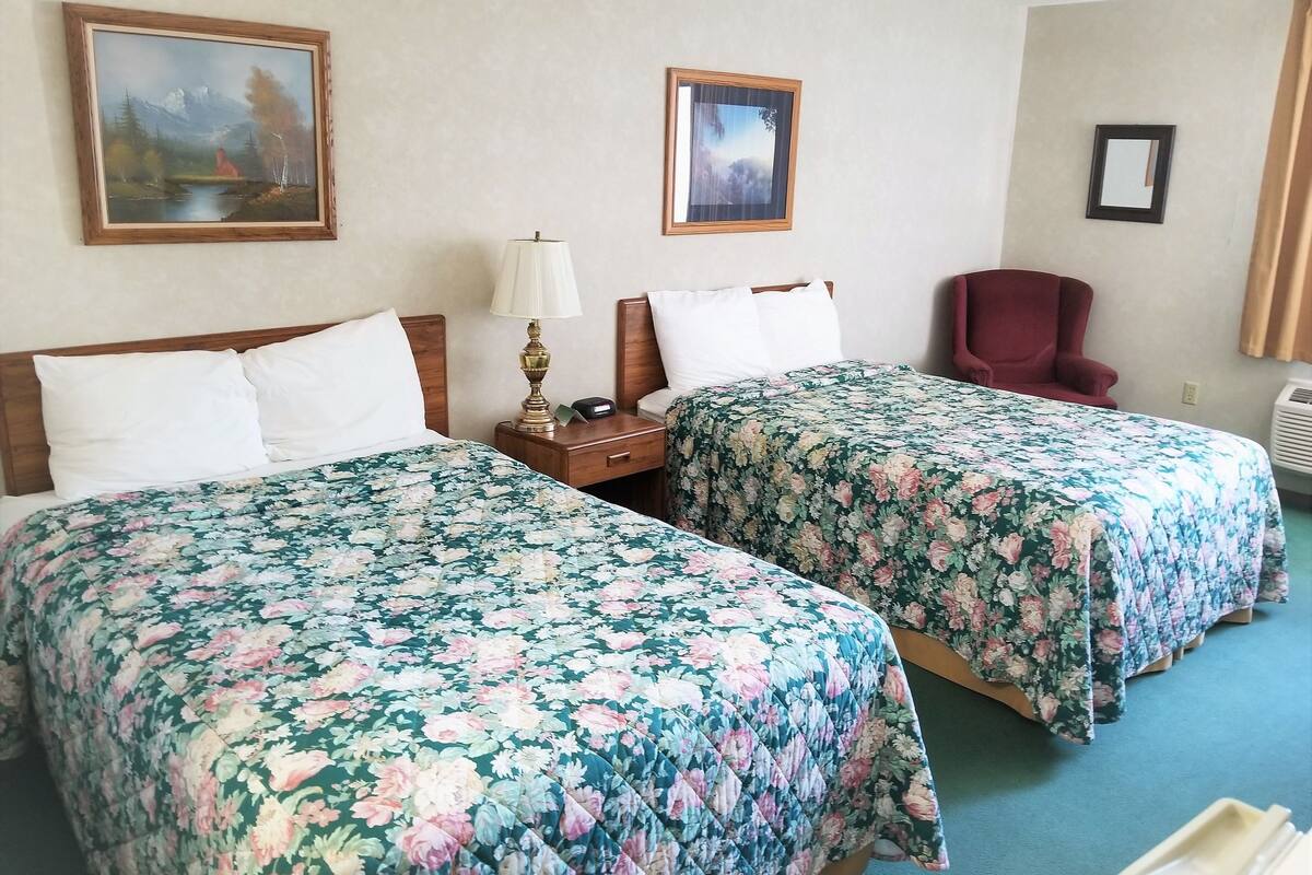 Standard Double Room, 2 Double Beds, Non Smoking | Living area | Flat-screen TV