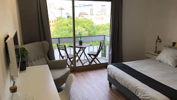 Comfort suite, 1 queensize bed, uitzicht op de stad | 1 slaapkamer, Select Comfort-bedden, een bureau