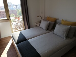 1 bedroom, Select Comfort beds, desk, blackout drapes - Republica83-Campo Pequeno Home (Lisbon)