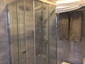 Dusche, Regendusche, kostenlose Toilettenartikel, Haartrockner