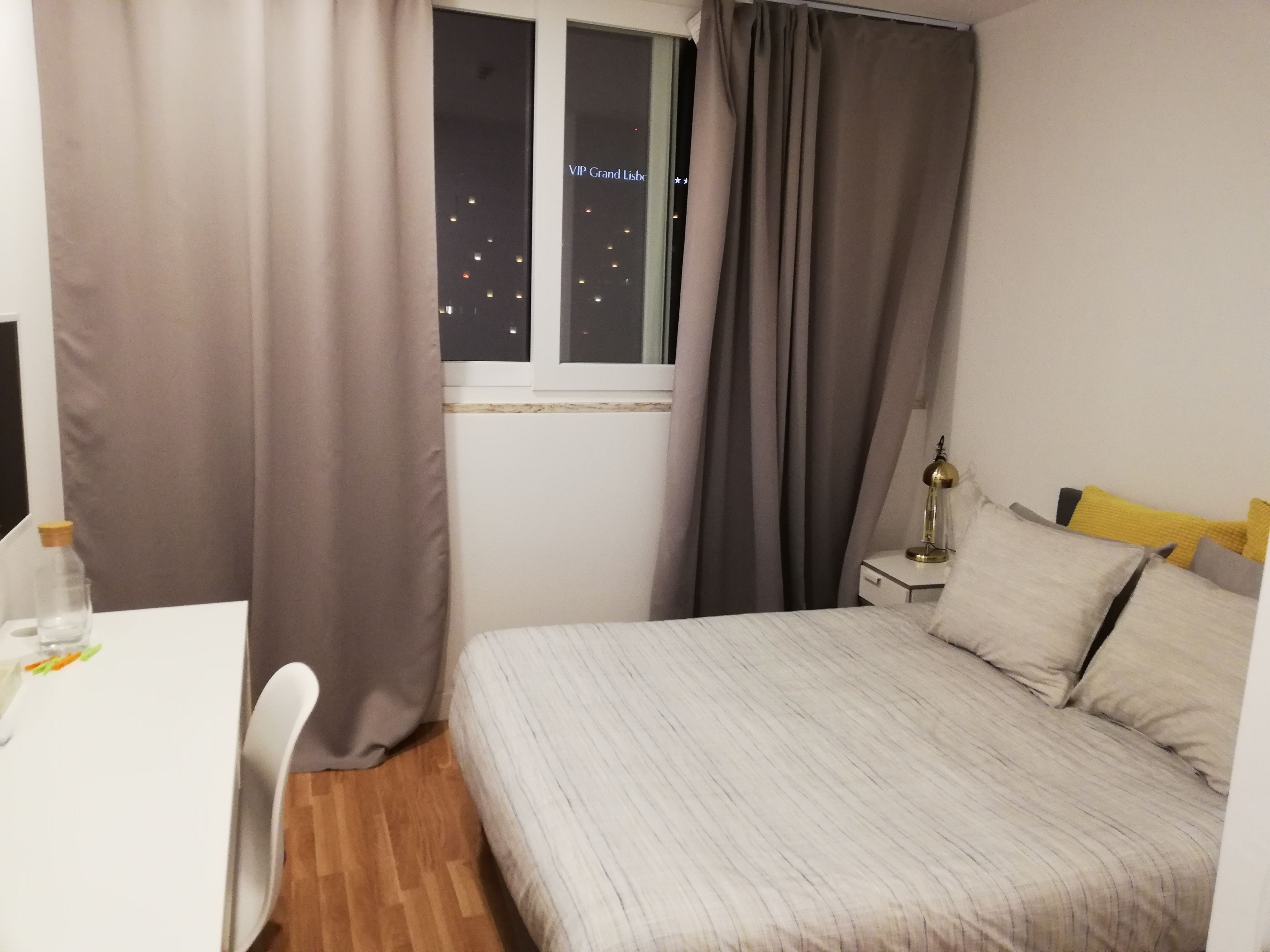 1 habitación, colchones Select Comfort, escritorio y cortinas blackout 